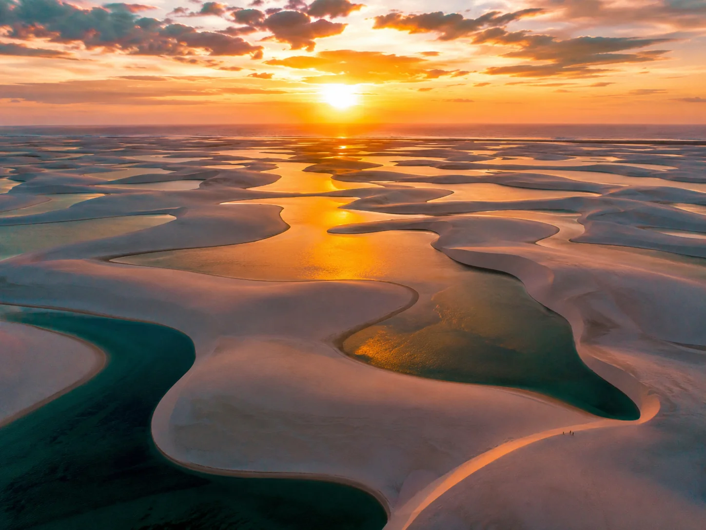 Vista aérea dos Lençóis Maranhenses ao pôr do sol