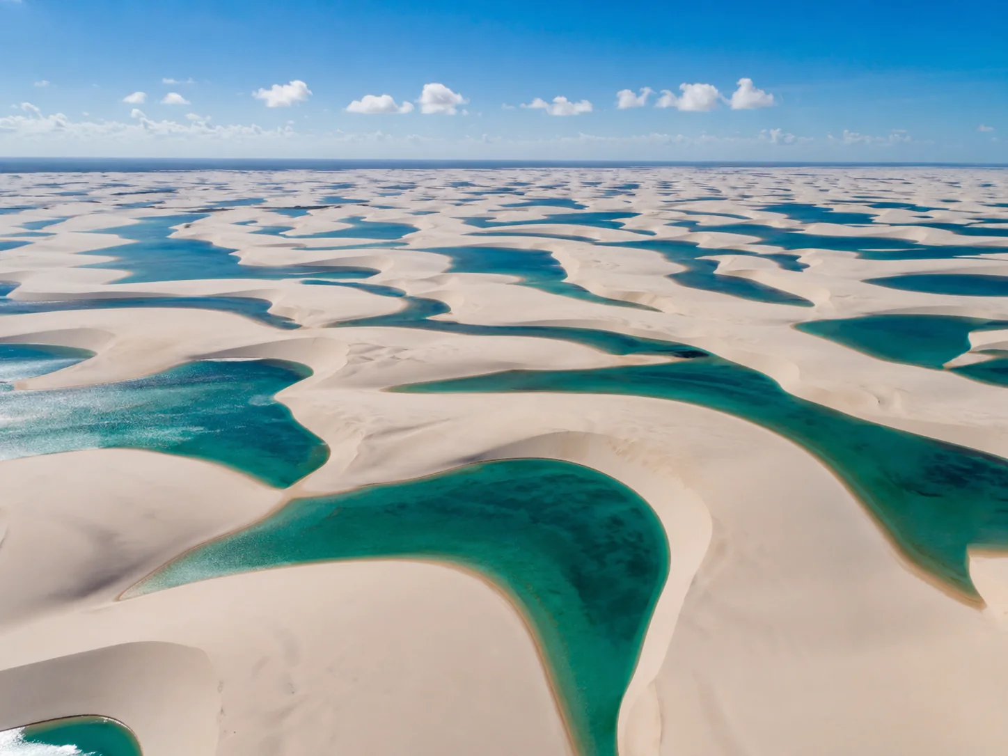 Vista aérea das lagoas e dunas dos Lençóis Maranhenses